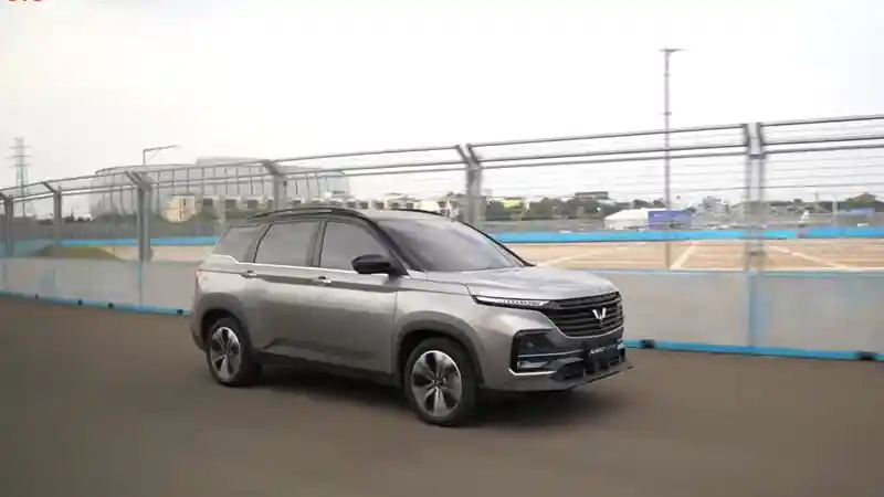 Berita - Mencoba Wuling Almaz RS Hybird di Jakarta International E-Prix Circuit
