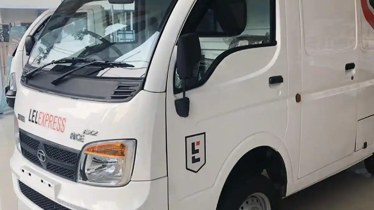 Foto - Tata Karyakan Karoseri Lokal Untuk Bikin Blind Van