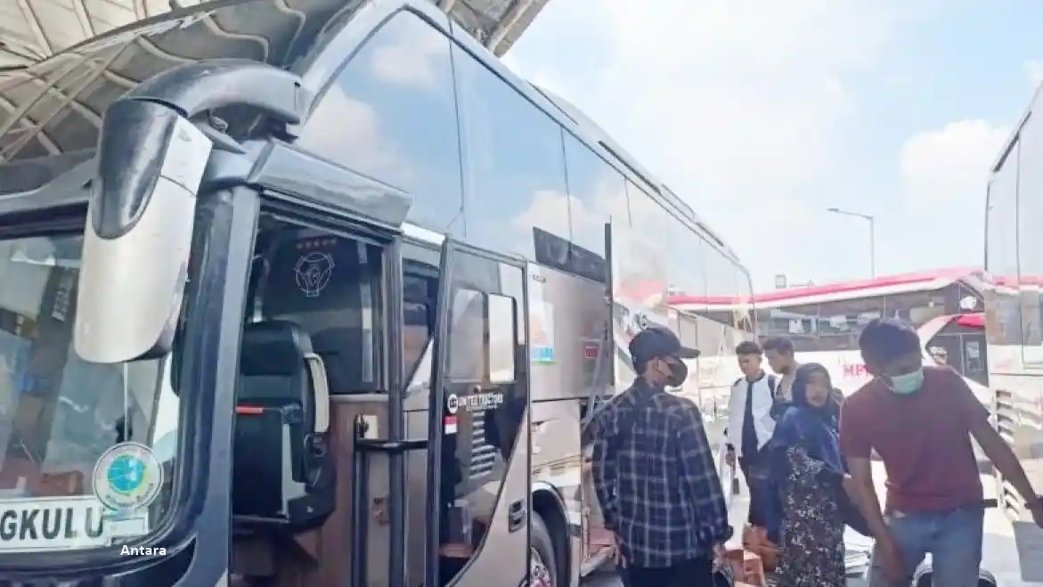 Bus - Tiket Bus AKAP Jurusan Jawa Tengah & Jawa Timur Naik Menjelang Mudik Lebaran