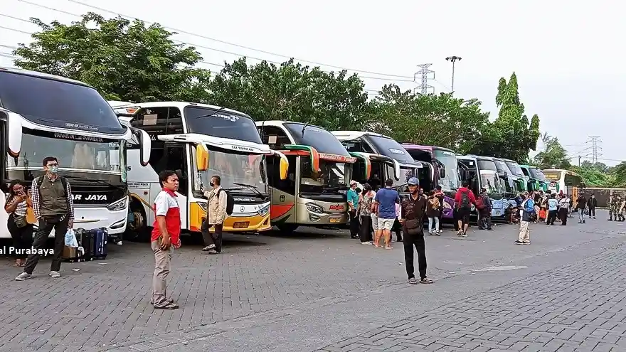 Foto - Meskipun Besok Lebaran, Terminal Bus AKAP Di Malang Cenderung ‘Sepi’