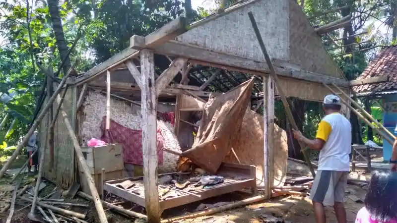 Berita - Terios Rush Club Indonesia Berhasil Bedah Rumah Warga Nusakambangan