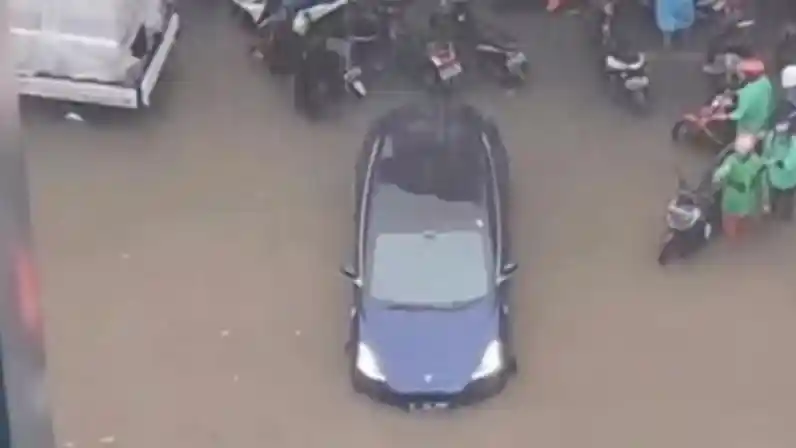 Tips - Perigatan Cuaca Ekstrem, Jangan Paksakan Mobil Menerjang Banjir