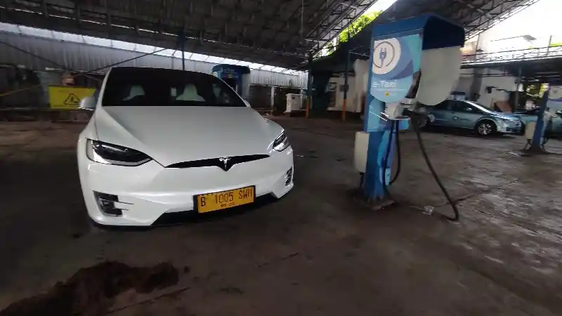 Foto - Tahun Depan Blue Bird Jual Mobil Listrik Tesla