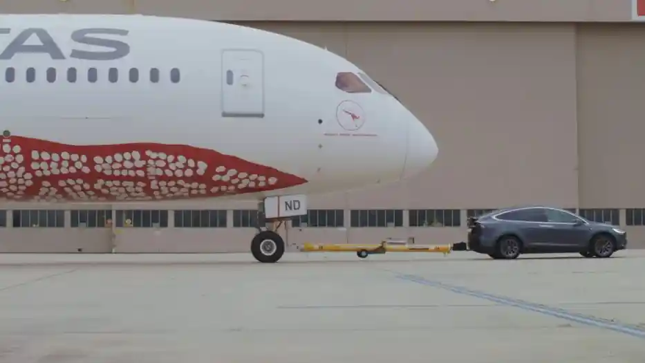 Berita - VIDEO: Tesla Menderek Sebuah Boeing 787 Berbobot Ratusan Ribu KG!