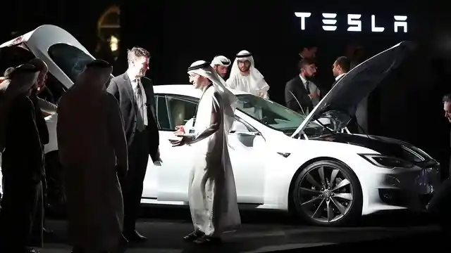 Foto - Ratusan Tesla Akan Jadi Taksi Di Dubai