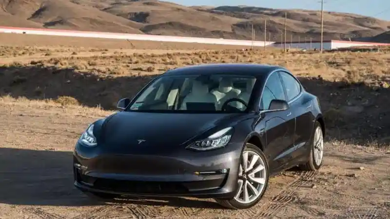 Foto - Tesla Model 3 Mendadak Meledak Di Cina