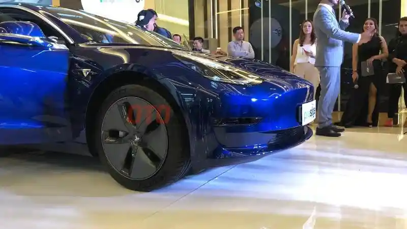 Foto - Inden Tesla Model 3 Lebih Cepat Dibandingkan Xpander