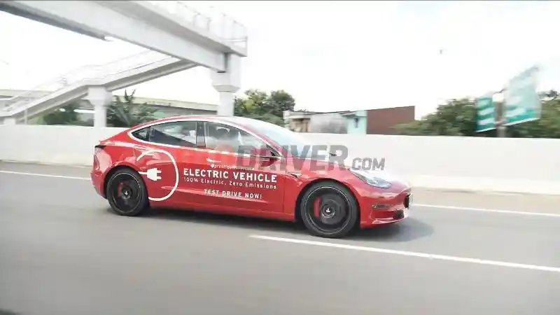 Foto - Tesla, Selangkah Menuju Mobil Tanpa Supir