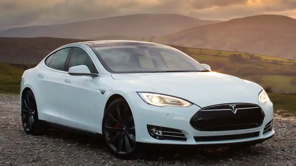 Berita - Video : Charger Unik Tesla Bisa Bergerak Sendiri!