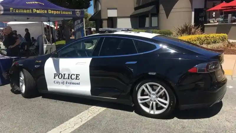 Foto - Kejar-Kejaran Dengan Penjahat Gunakan Tesla, Polisi Malah Kehabisan Baterai 