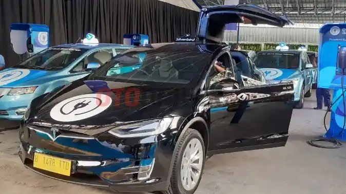 Berita - Melihat Lebih Dekat Tesla Model X Taksi Silverbird (8 Foto)