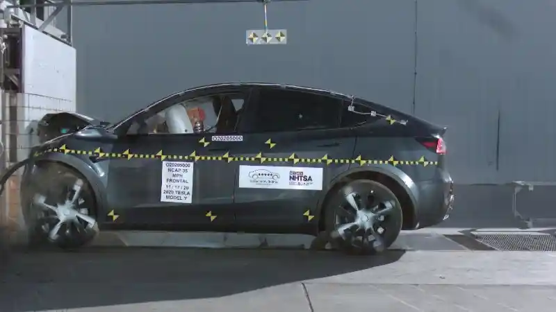 Crash Test - VIDEO: Crash Test Tesla Model Y (NHTSA)