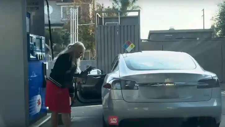 Berita - VIDEO: Tesla Model S Masuk SPBU dan Hendak Isi Bensin