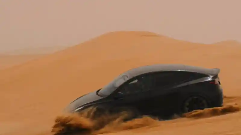 Foto - Mobil Listrik Tesla Uji Coba di Cuaca Panas Ekstrem 