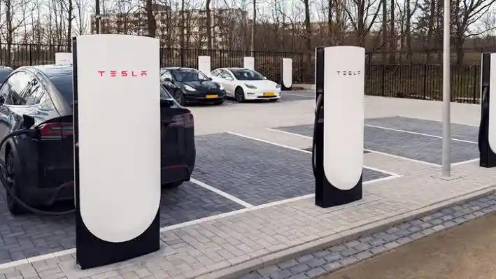 Foto - Tesla Hadirkan Stasiun Supercharging V4 di Prancis