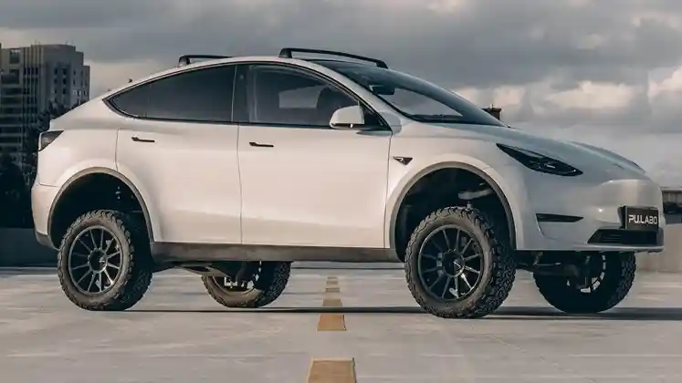 Foto - Tesla Model Y dan Model 3 Siap Offroad Dengan Lift Kit Buatan Cina Ini