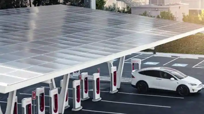 Foto - Tesla Luncurkan Fitur Baru Bernama Charge on Solar, Apa Itu?