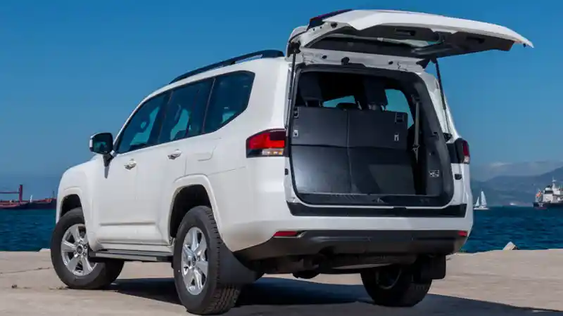 Foto - Land Cruise 300 Tidak Punya Pilihan Pintu Barndoor Dan Transmisi Manual