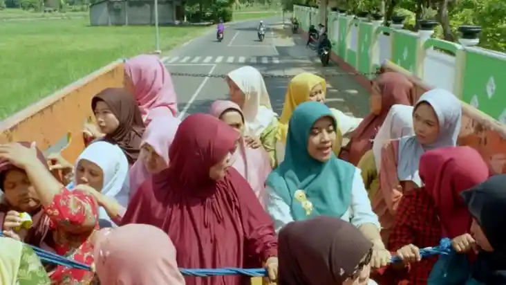 Berita - Bahaya Tilik Memakai Truk, Tak Kalah Dari Mulut Bu Tejo