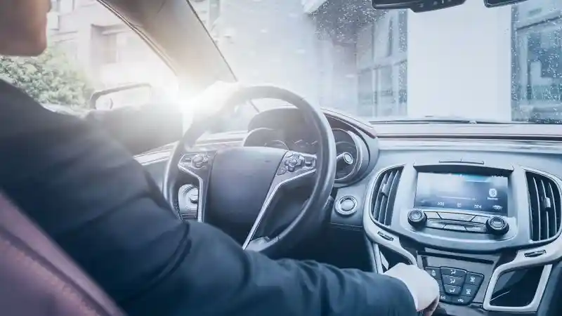 Foto - 6 Hal Yang Perlu Diperhatikan Agar Aman Berkendara Saat Hujan