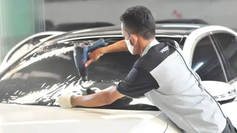 Foto - 6 Hal Yang Perlu Diperhatikan Agar Aman Berkendara Saat Hujan