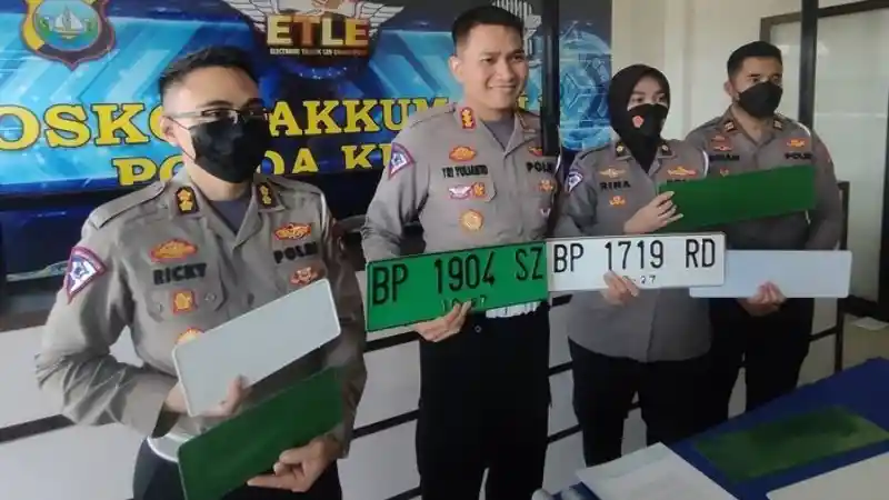 Berita - Selain Pelat Nomor Putih, Ada Pelat Nomor Hijau Untuk Daerah Ini