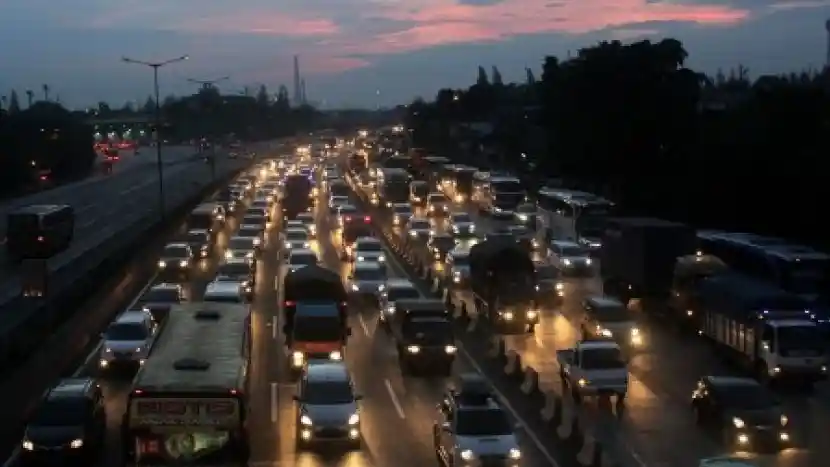 Foto - Hari H Lebaran, Tol Jakarta-Cikampek Masih Padat. Hal Ini Penyebabnya