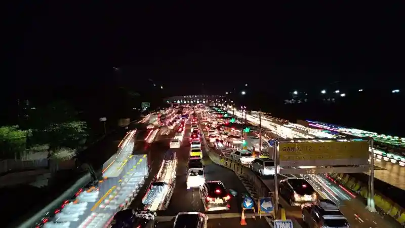Berita - Tol Soetta Dijejali Setengah Juta Kendaraan