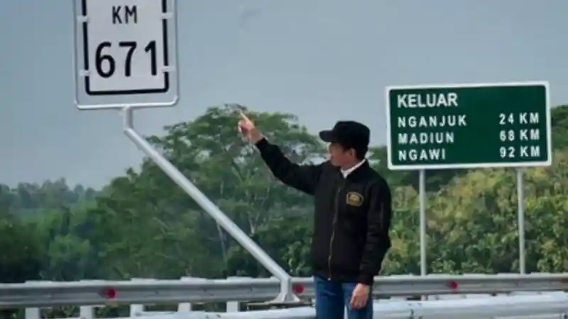 Foto - Jalan Tol Trans Jawa Resmi Beroperasi. Tarif Masih Gratis