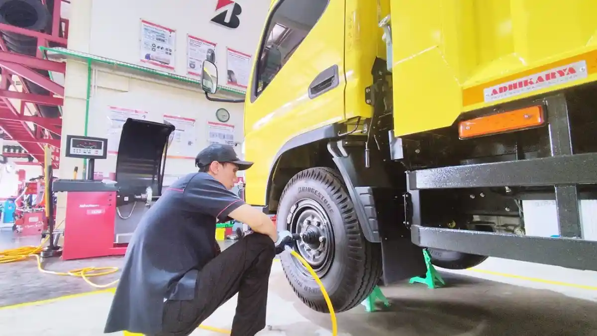 Foto - Sasar Kendaraan Niaga Di Jalur Cianjur-Bandung, Bridgestone Buka Truck Tire Center