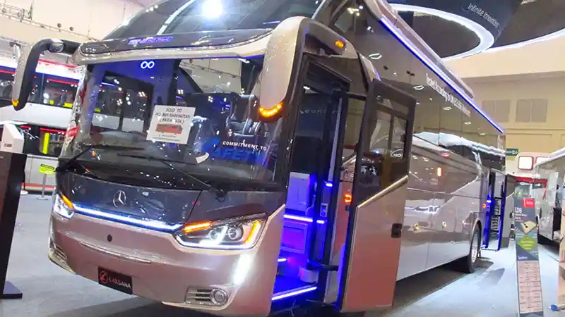 Foto - Tren 'Topi' Bus Di Indonesia, Eksis Lewat Sasis Tronton