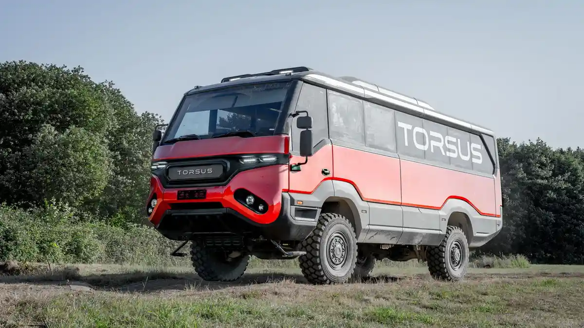 Foto - Torsus Praetorian, Bus Segala Medan Untuk Daerah Konflik