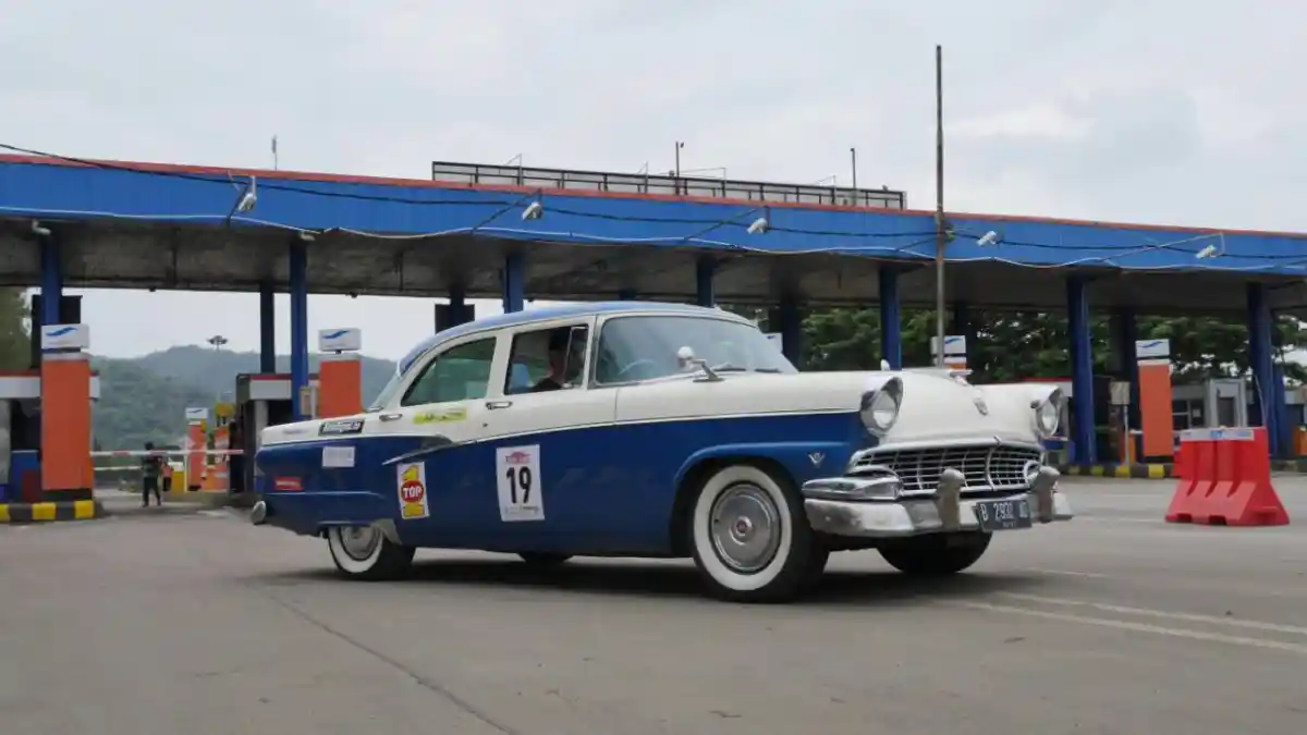 Foto - 40 Mobil Klasik Berangkat Ke Gunung Kerinci