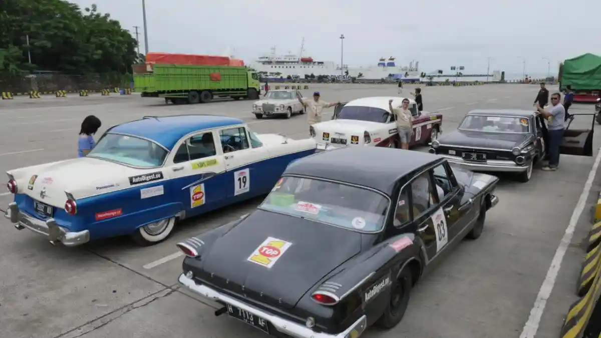 Foto - 40 Mobil Klasik Berangkat Ke Gunung Kerinci