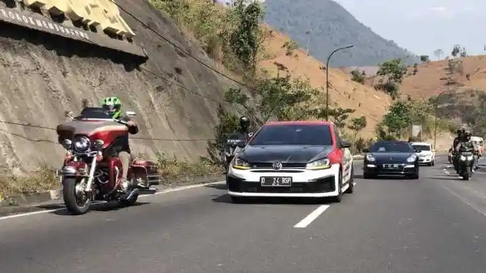 Berita - Komunitas Volkswagen Touring Seru ke Garut, Konvoi Bareng Motor Besar