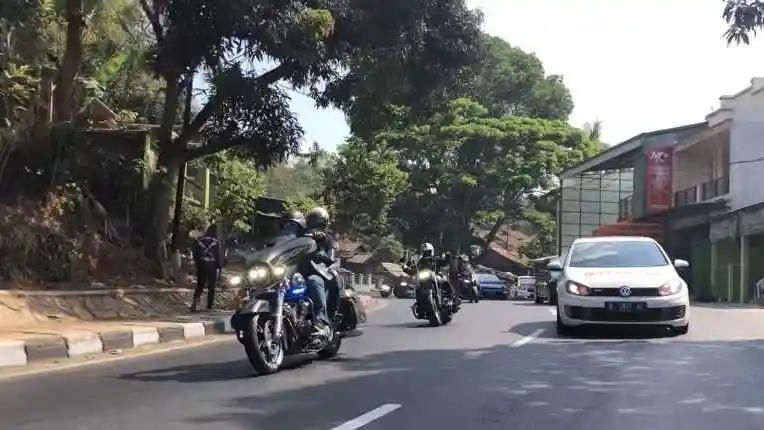 Foto - Komunitas Volkswagen Touring Seru ke Garut, Konvoi Bareng Motor Besar