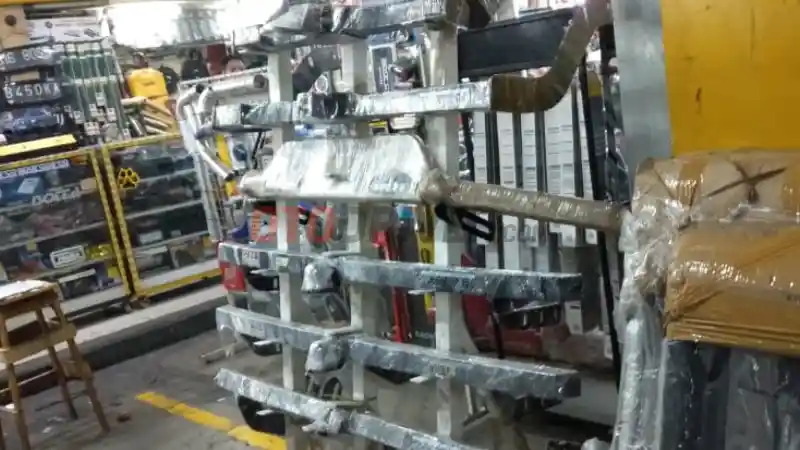 Foto - Fortuner Pelat Dinas TNI Palsu Arogan Menabrak Mobil Lain, Ketahui Lagi Fungsi Semestinya Towing Bar