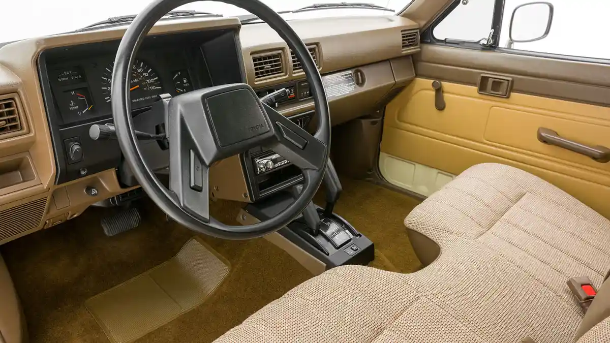 Foto - Karena Kondisinya Bagus, HiLux Lawas Ini Seharga Tacoma TRD-Pro Baru