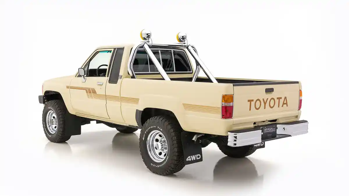 Foto - Karena Kondisinya Bagus, HiLux Lawas Ini Seharga Tacoma TRD-Pro Baru