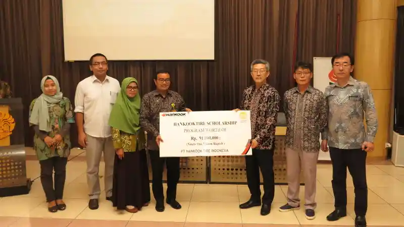 Foto - Tak Cuma Jualan Ban, Hankook Juga Bagi-bagi Beasiswa Pelajar dan Mahasiswa