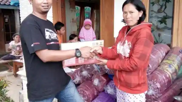 Foto - Toyota Avanza Club Indonesia Bantu Korban Longsor Ponorogo