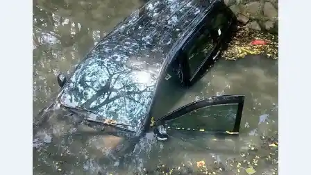 Foto - Sebuah Toyota Avanza Tercebur ke Kali, Seperti Ini Jadinya
