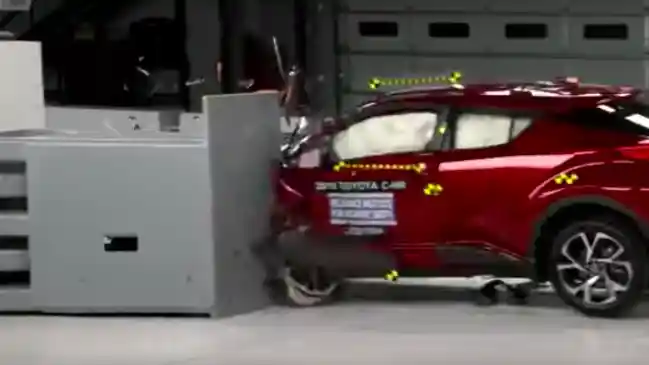 Foto - VIDEO: Toyota C-HR 2018 Crash Test (IIHS)