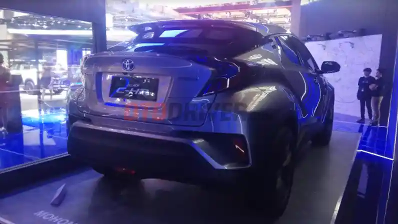 Foto - Toyota C-HR Hybrid "Ngumpet" di GIIAS 2018