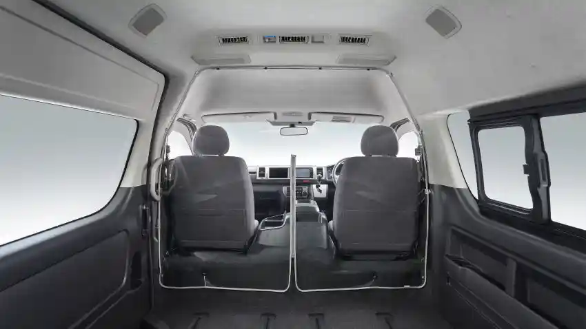 Berita - Toyota HiAce Kini Punya Sekat Pencegah Virus Corona