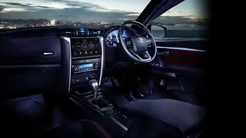 Foto - Fortuner Dan Hilux Versi Malaysia Sudah Bisa Apple Car Play Dan Android Auto Wireless!