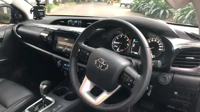 Foto - First Drive: Toyota Hilux Facelift 2020