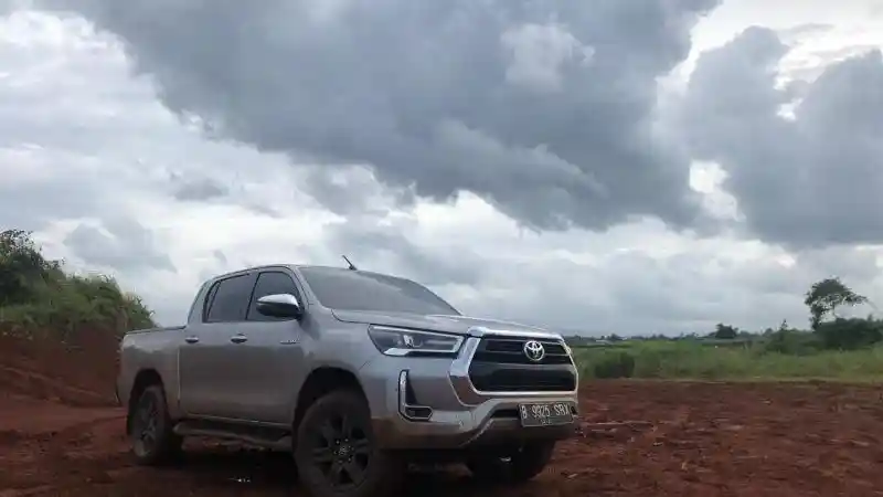 Foto - First Drive: Toyota Hilux Facelift 2020