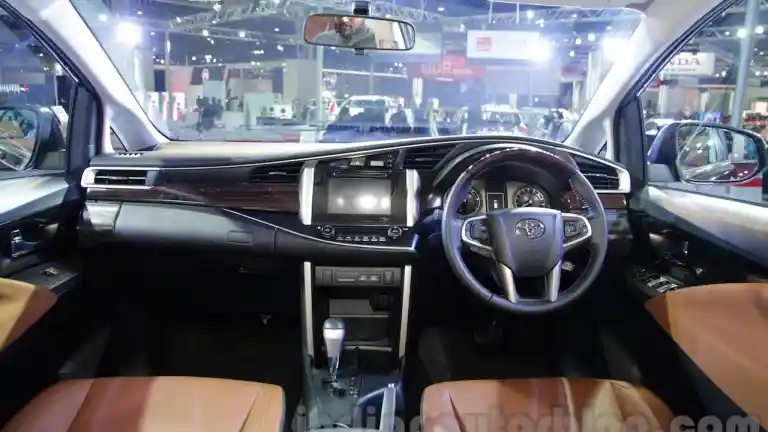 Foto - Toyota Innova Crysta 2.8 Z Asal India Lebih Murah Dan Lebih Unggul Dibanding All New Kijang Innova 2.4 Q
