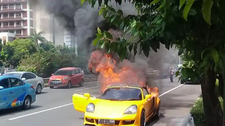 Foto - FOTO: Detik-detik Sebuah Toyota MR-S Terbakar di Tol Dalam Kota Jakarta (9 Foto)